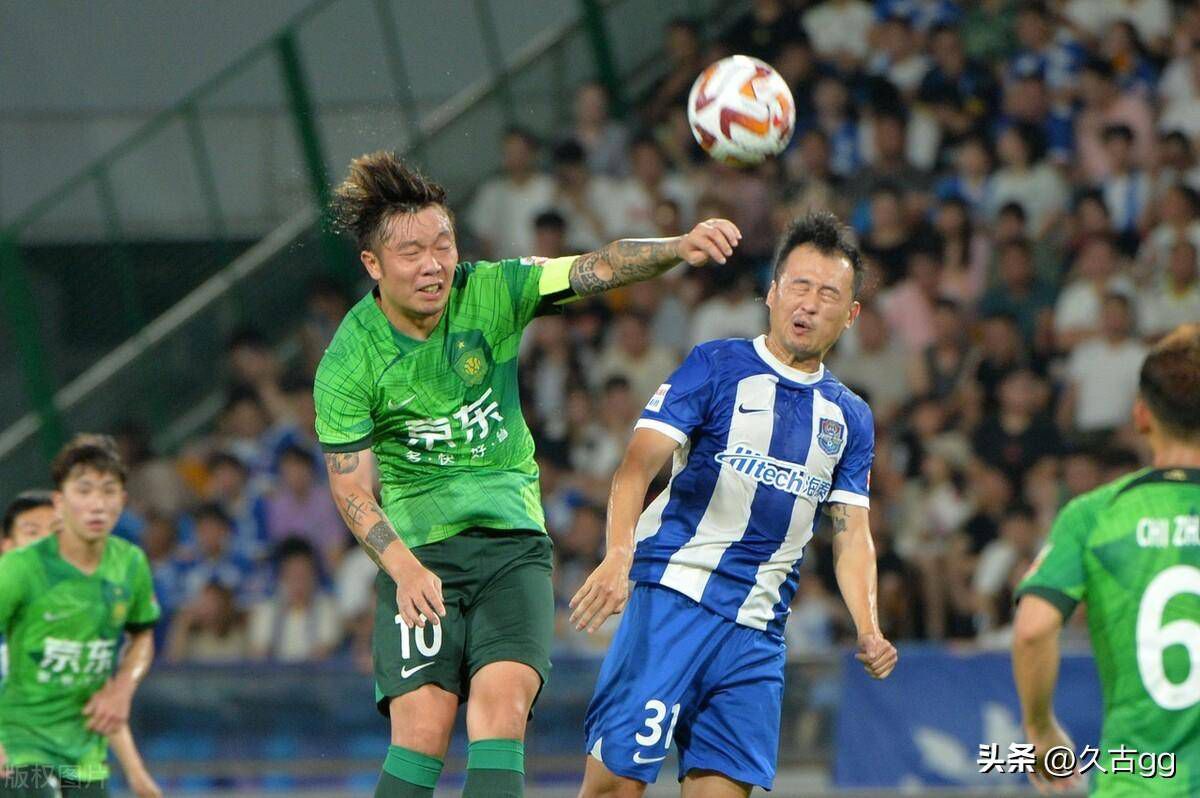 滕哈赫说道：“你总是试图找到平衡，对维拉那天的平衡非常好，加纳乔在右路，霍伊伦在中路，拉什福德在左路。